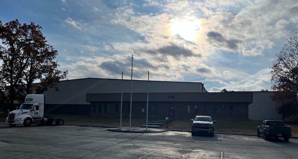 More Photos Of 208 Industrial Blvd, Tullahoma Warehouse For Sale