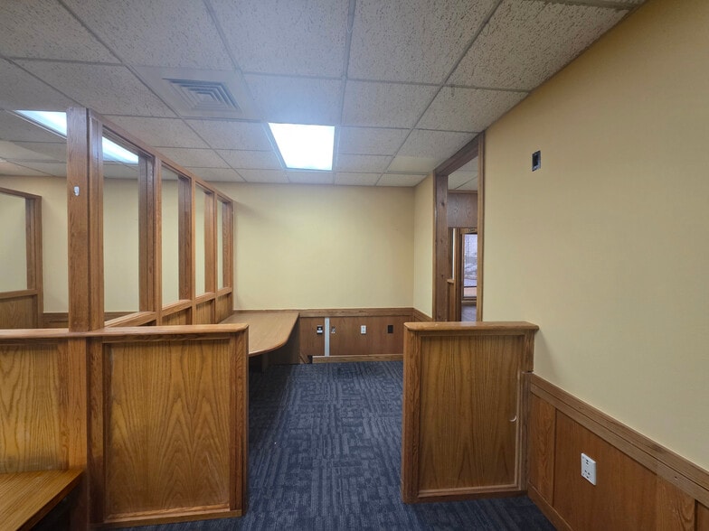 More Photos Of 401 N 2nd St, Rogers Office For Lease