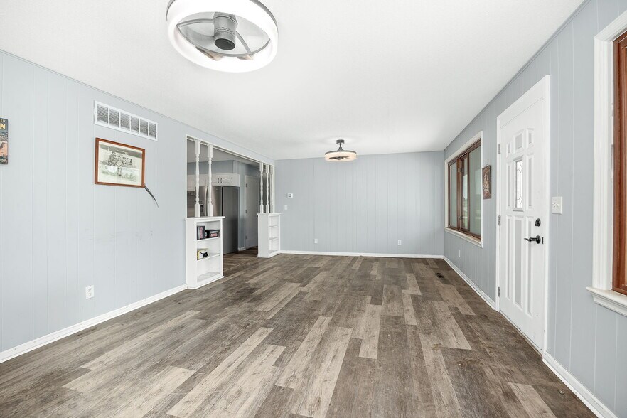 More Photos Of 802 E Nodaway St, Oregon Flex For Sale