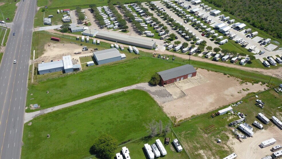 More Photos Of 13004 N Navarro St, Victoria Distribution For Sale