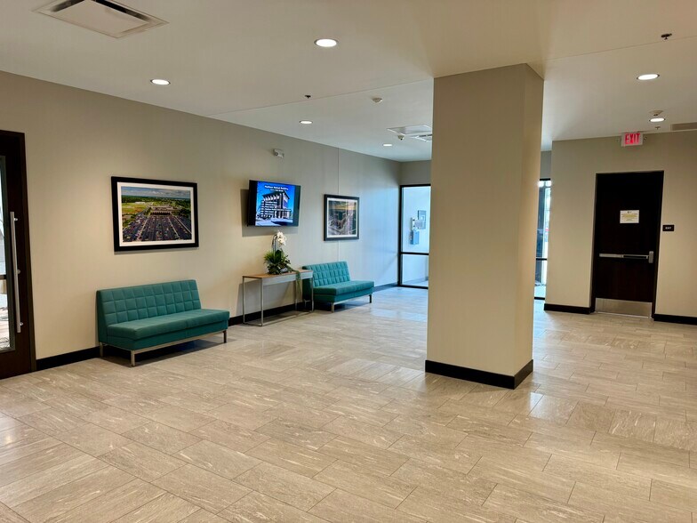 More Photos Of 222 E Park St, Edwardsville Office For Lease