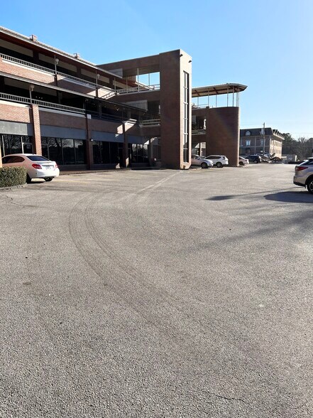 More Photos Of 7010 Lee Hwy, Chattanooga Storefront Retail Office For Sale