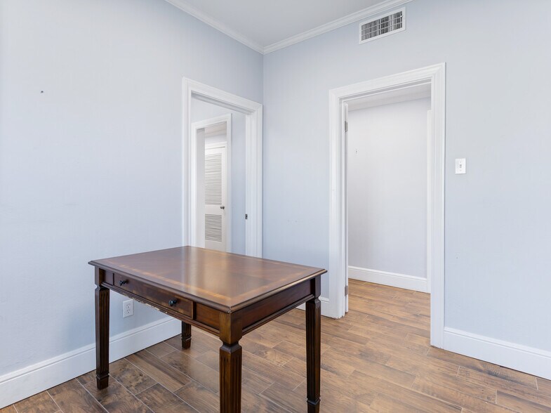 More Photos Of 2015 Avenue F, Bay City Office For Lease