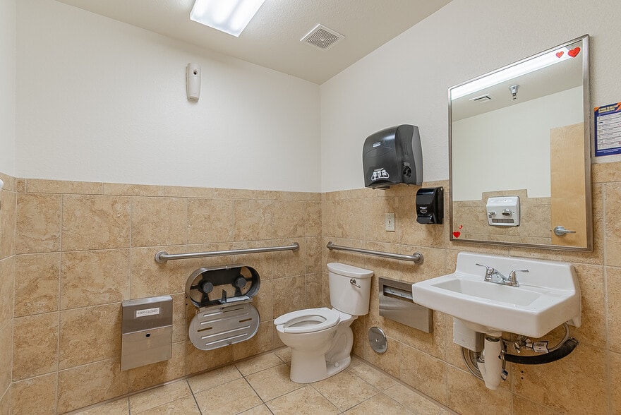 More Photos Of 2550 S 4th Ave, Yuma Freestanding For Lease