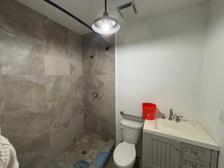 More Photos Of 4671-4685 E 11th Ave, Hialeah Warehouse For Lease