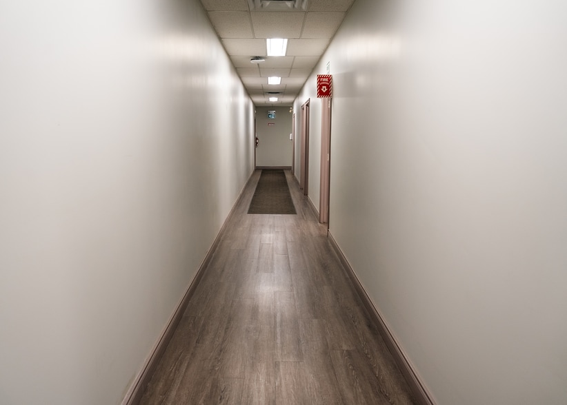 More Photos Of 200 Eastport Blvd, Hamilton Warehouse For Lease