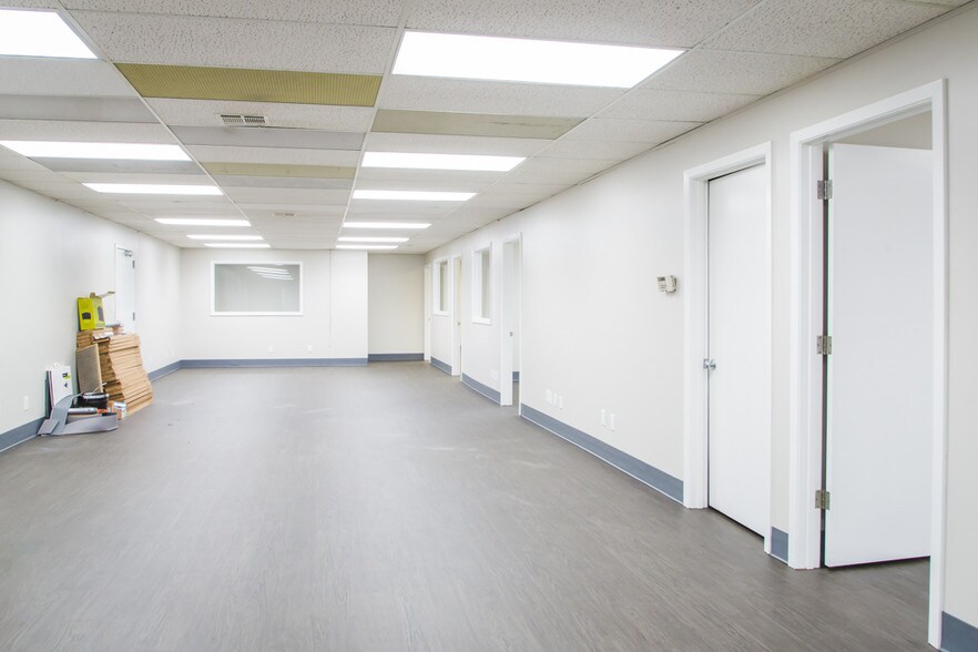 More Photos Of 10308 State Line Rd, Leawood Office For Lease