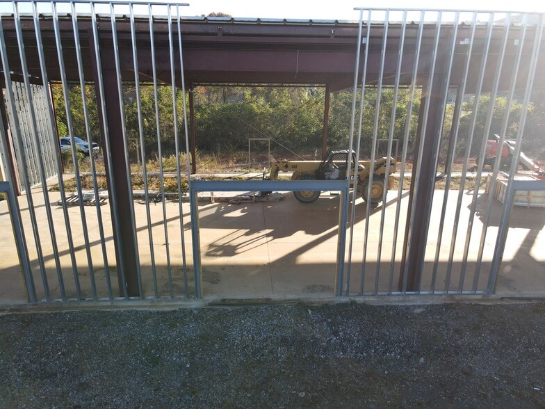 More Photos Of 110 Whitewood Blvd, Johnson City General Retail For Lease