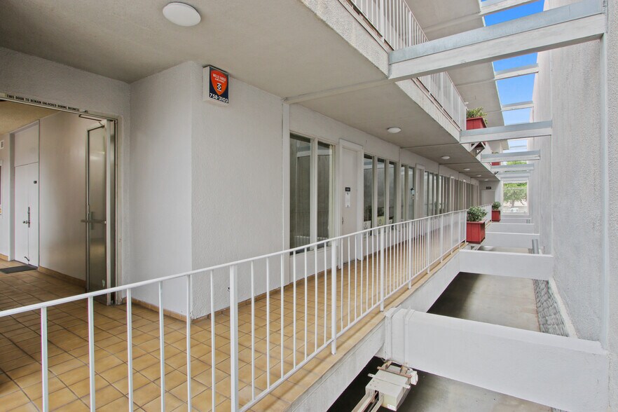 More Photos Of 3017 Santa Monica Blvd, Santa Monica Office For Sale