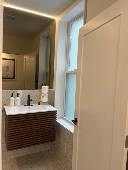 More Photos Of 709 D St SE, Washington Storefront For Lease