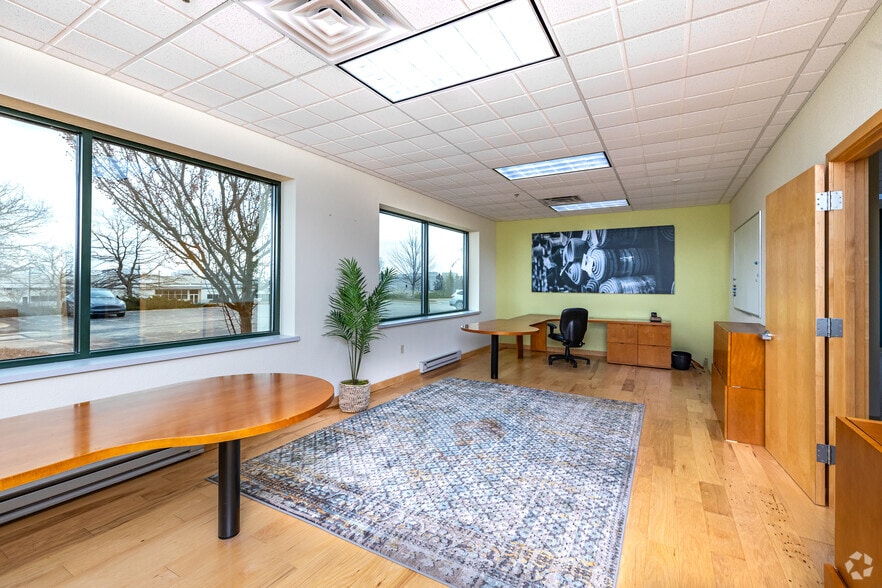 More Photos Of W165 N5815 Ridgewood Dr, Menomonee Falls Showroom For Lease