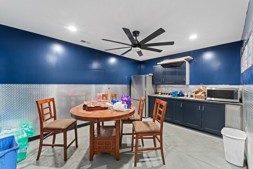 More Photos Of 814 SE Sunnyside School Rd, Blue Springs Warehouse For Sale