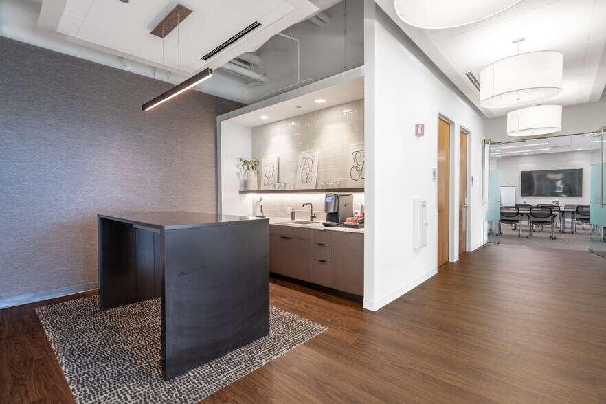 More Photos Of 1301 W 22nd St, Oak Brook Office For Lease