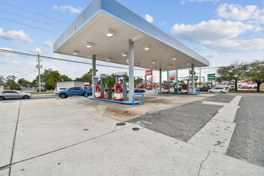 More Photos Of 5676 University Blvd W, Jacksonville Convenience Store For Sale