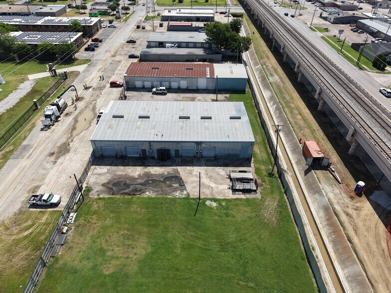 More Photos Of 2432-2440 Parkside Ave, Irving Warehouse For Lease
