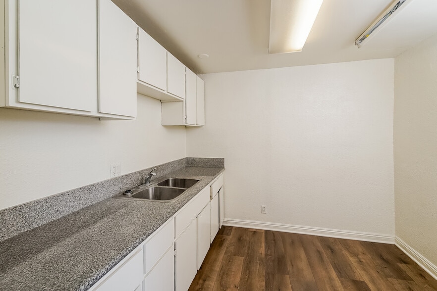 More Photos Of 337-3 Washington Blvd, Venice Storefront Retail Office For Lease