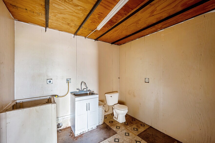 More Photos Of 403 Linwood Plz, Lindsay Warehouse For Sale