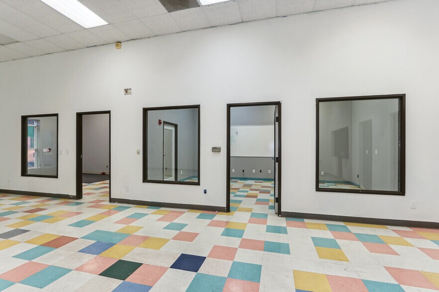 More Photos Of 1112 D St, Sacramento Showroom For Sale