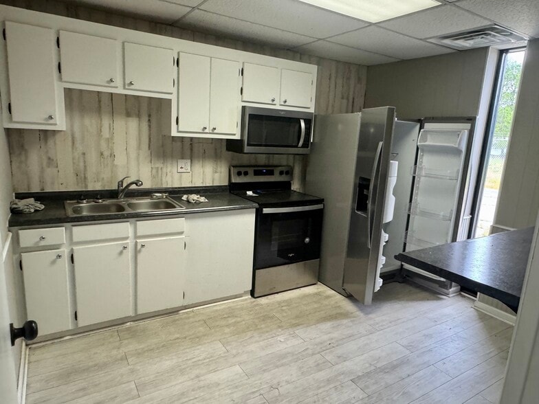 More Photos Of 408 N Springs Rd, Columbia Warehouse For Lease