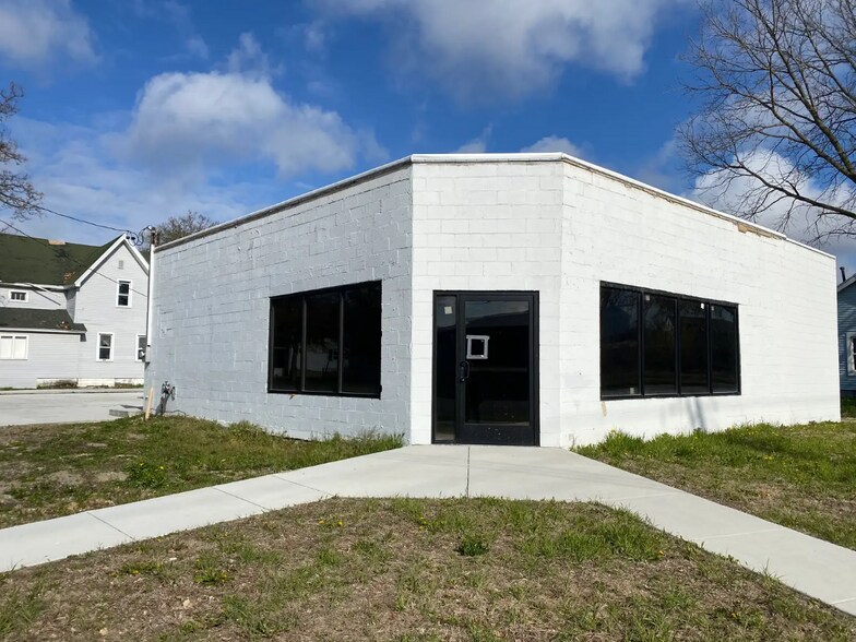 Primary Photo Of 1701 Turner St, Lansing Freestanding For Sale