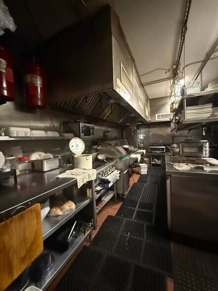 More Photos Of 220 N 10th St, Philadelphia Storefront Retail Residential For Lease