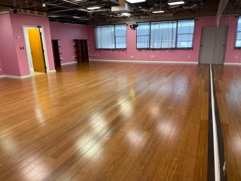More Photos Of 6251 US Highway 19 N, Pinellas Park Showroom For Lease