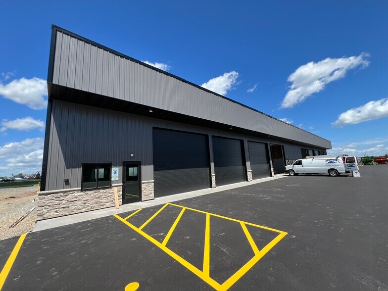 More Photos Of 5700 W Clairemont Dr, Appleton Flex For Lease