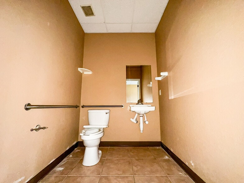 More Photos Of 2385 EF Griffin Rd, Bartow Office For Lease