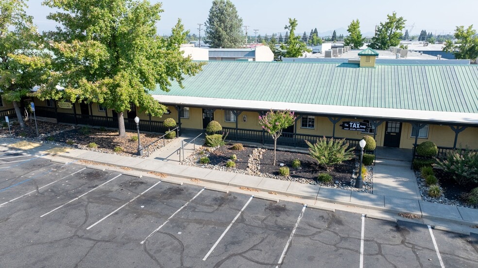 More Photos Of 926 E Cypress Ave, Redding Storefront Retail Office For Lease