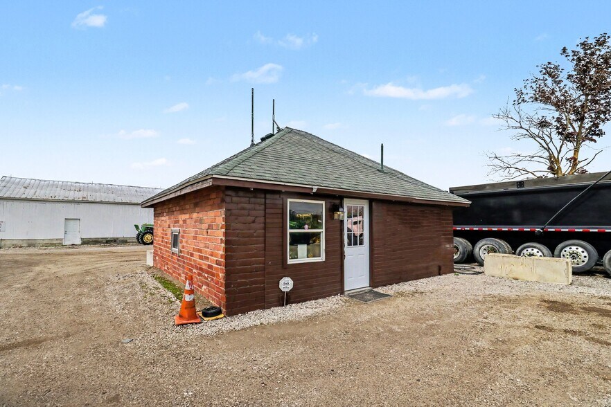 More Photos Of 4685 W US Route 20, Gibsonburg Light Distribution For Sale