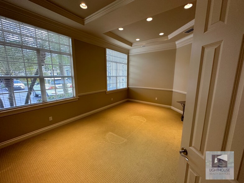 More Photos Of 1935 Commerce Ln, Jupiter Office For Lease