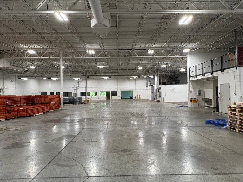 More Photos Of 9980 S Oakwood Park Dr, Franklin Manufacturing For Sale