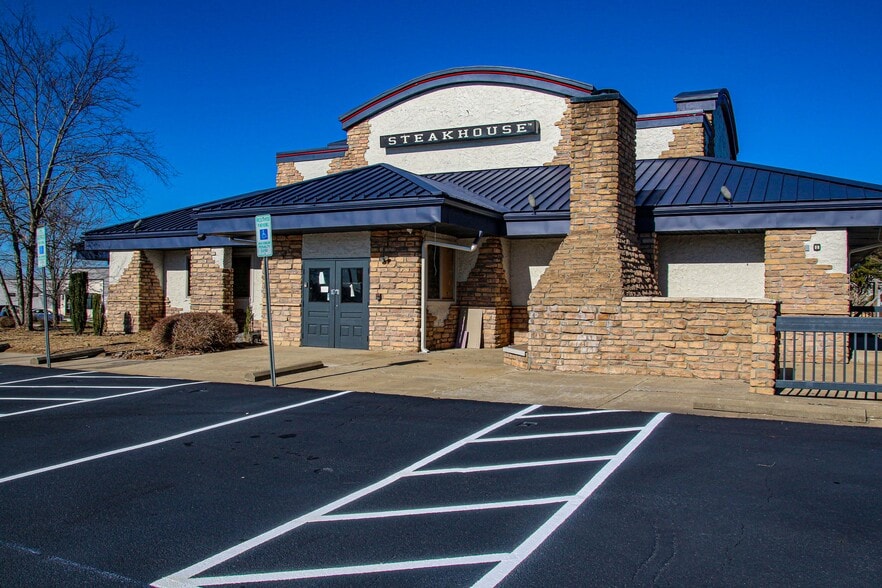 More Photos Of 341 Rockwood Rd, Arden Restaurant For Lease