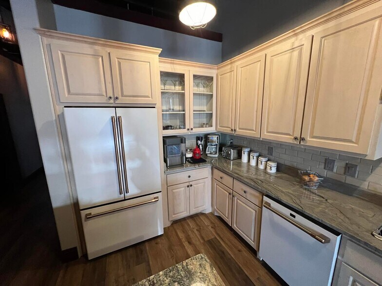 More Photos Of 119 E 5th St, Bonham Restaurant For Sale