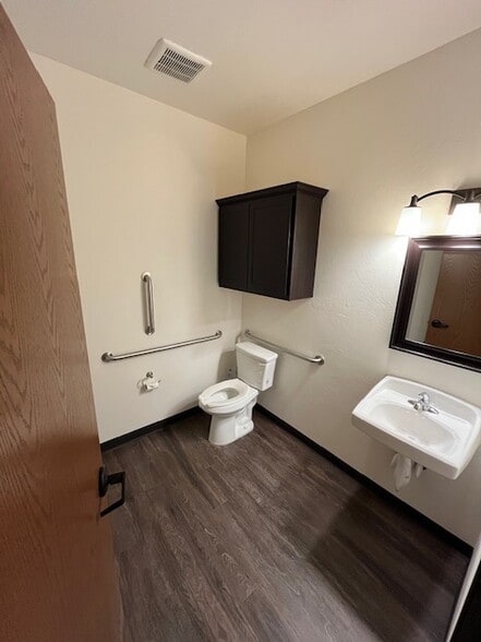 More Photos Of 13933 Technology Dr, Oklahoma City Office Residential For Lease