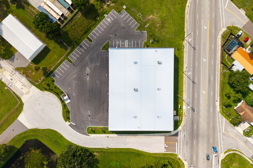 More Photos Of 1530 Kendrick Ln, Lakeland Warehouse For Lease