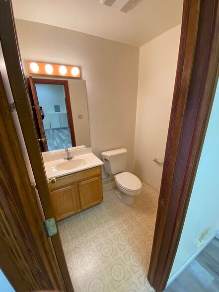 More Photos Of 216 N Cloverdale Blvd, Cloverdale Office Residential For Lease