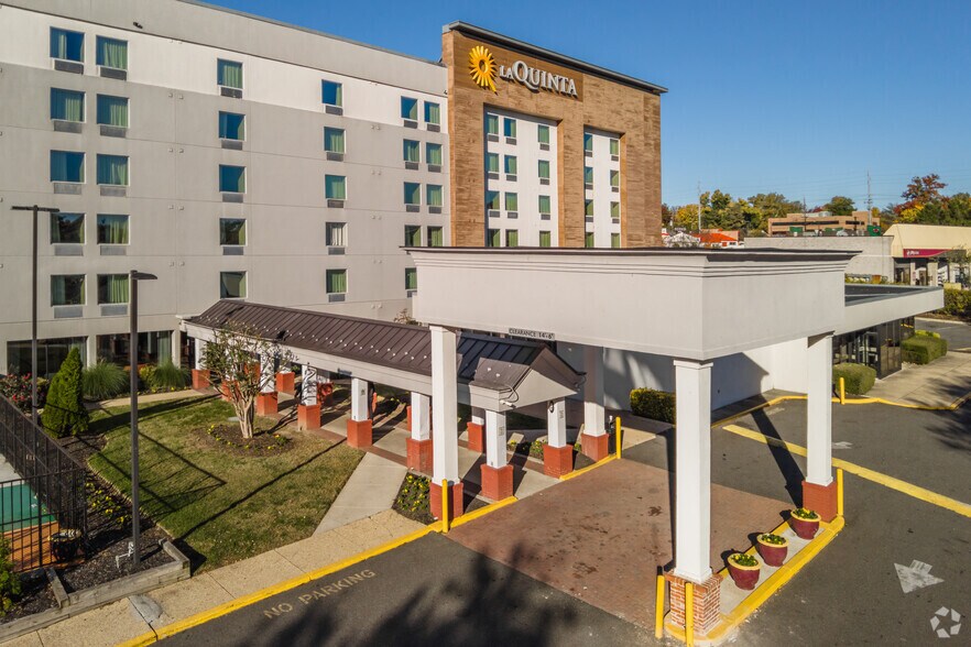 More Photos Of 55 Hampton Park Blvd, Capitol Heights Hotel For Sale