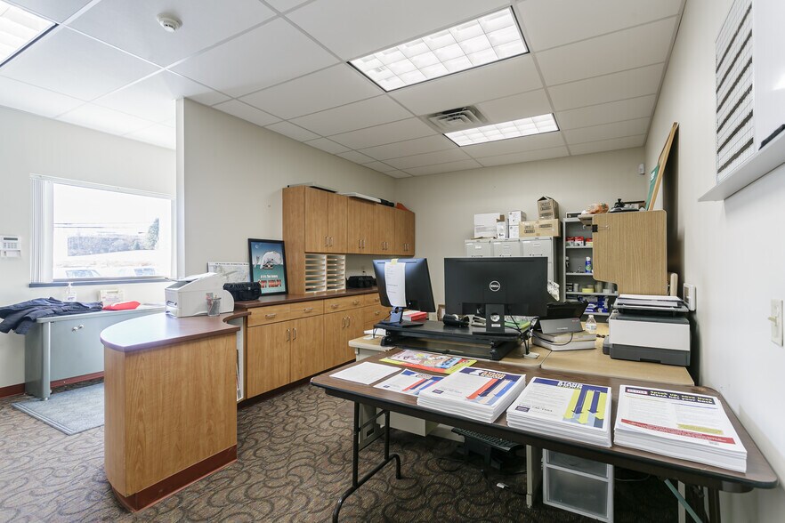 More Photos Of 636 W Washington St, Geneva Office For Sale