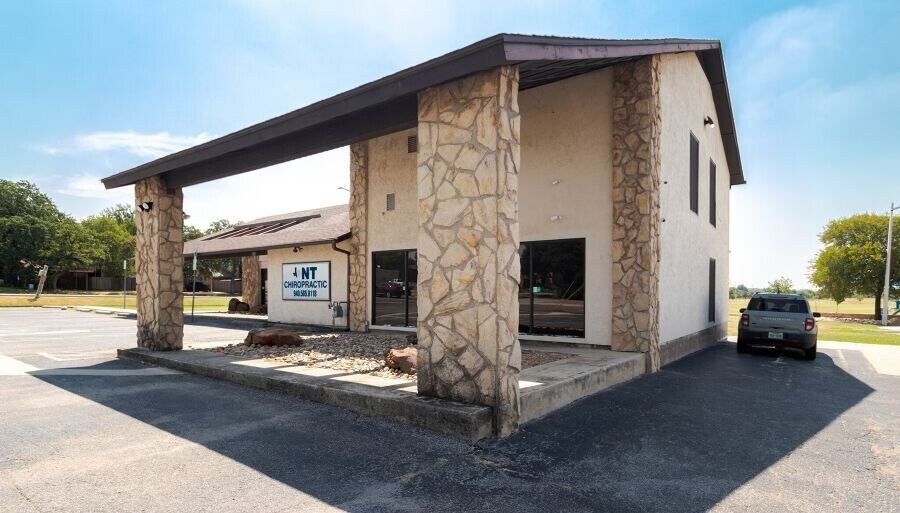More Photos Of 638 Londonderry Ln, Denton Medical For Lease