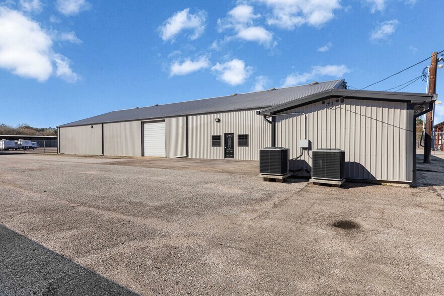 More Photos Of 1618 Callaway Dr, Alvin Warehouse For Lease