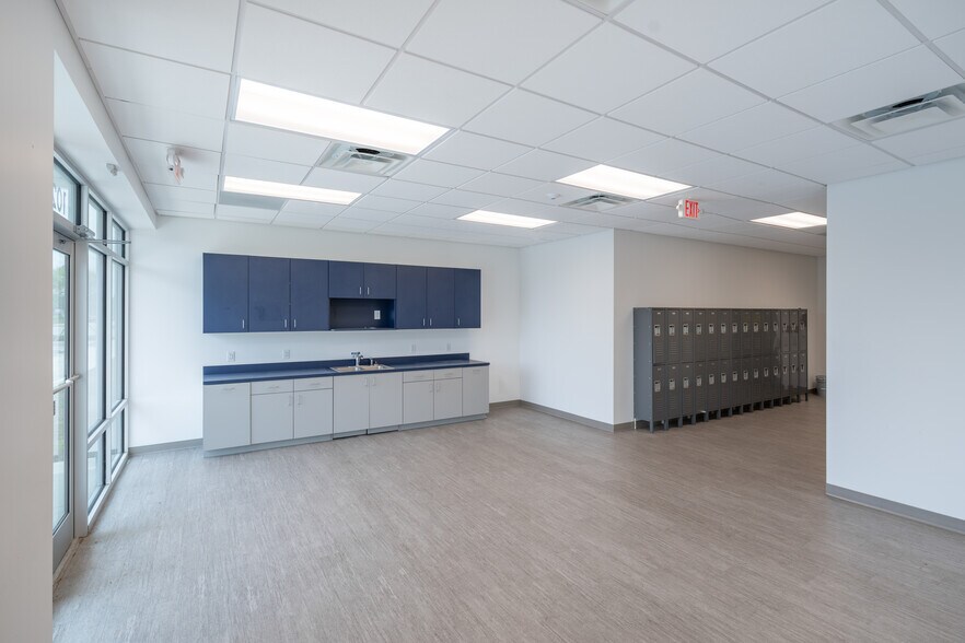 More Photos Of 2280 Lane Ave N, Jacksonville Unknown For Lease