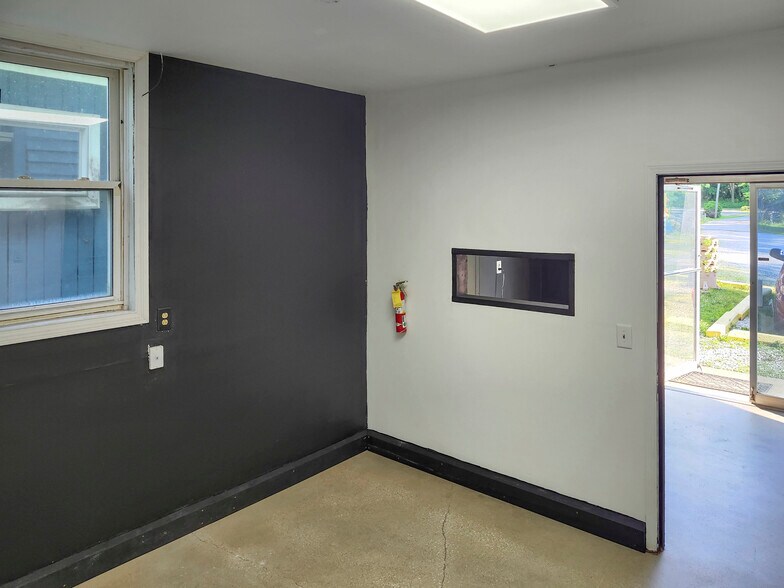 More Photos Of 1331 W 11th St, Bloomington Unknown For Lease