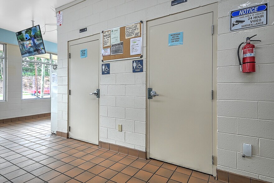 More Photos Of 245 Gate City Hwy, Bristol General Retail For Sale