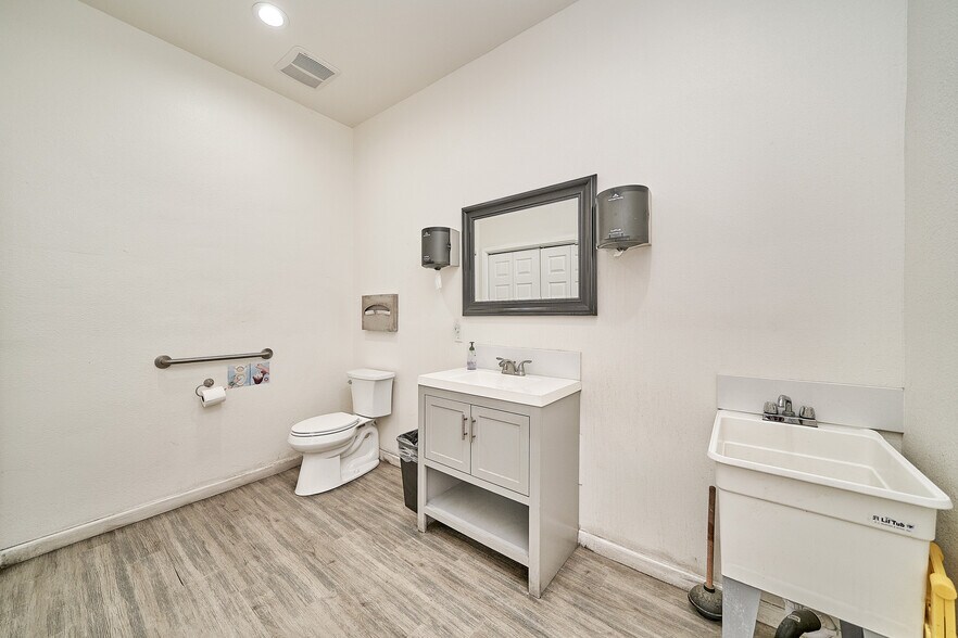 More Photos Of 1977 S Los Angeles St, Los Angeles Distribution For Sale