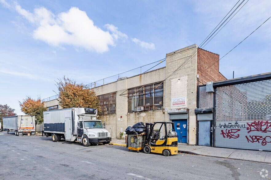 More Photos Of 830 Barry St, Bronx Warehouse For Lease
