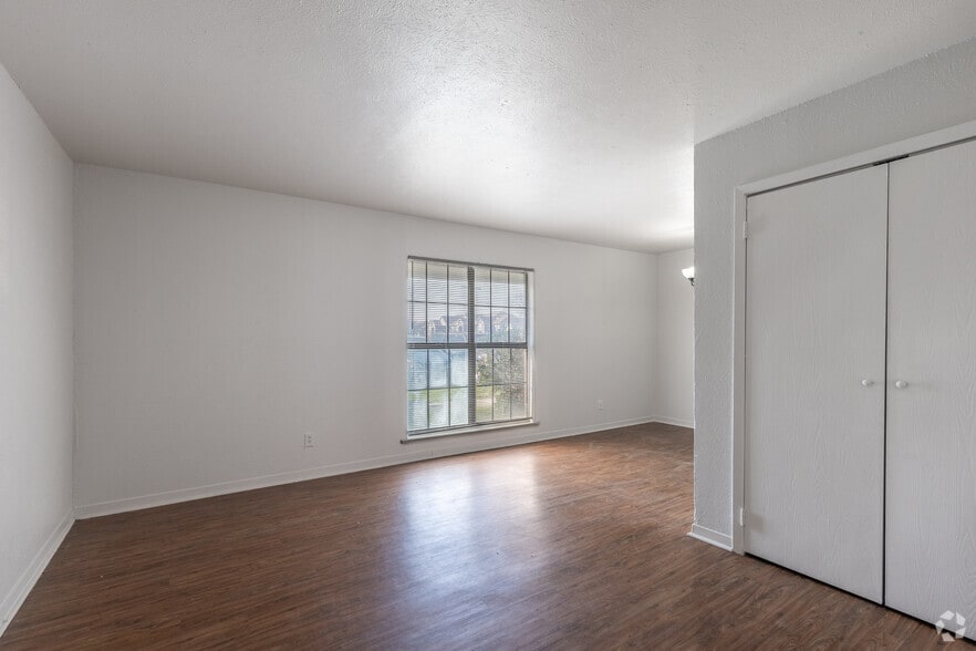 More Photos Of 101-121 S Bonnie Brae St, Denton Apartments For Sale
