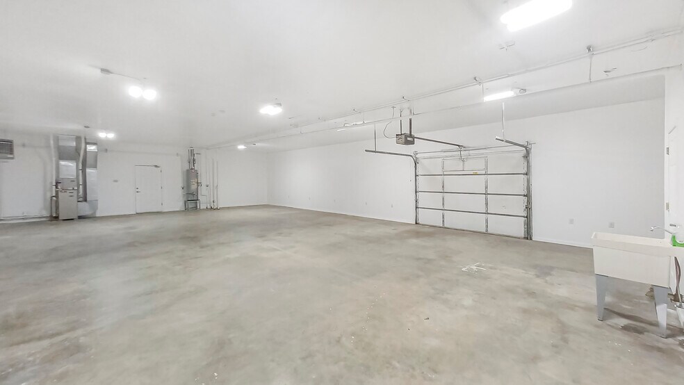 More Photos Of 605 Railroad St, Dupo Warehouse For Lease