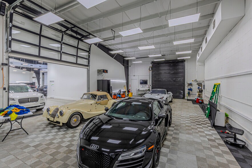 More Photos Of 3550 Westview Dr, Naples Showroom For Sale