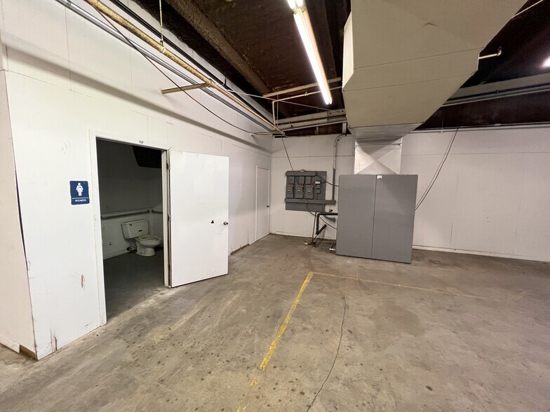 More Photos Of 2525 N Center St, Bonham Manufacturing For Lease